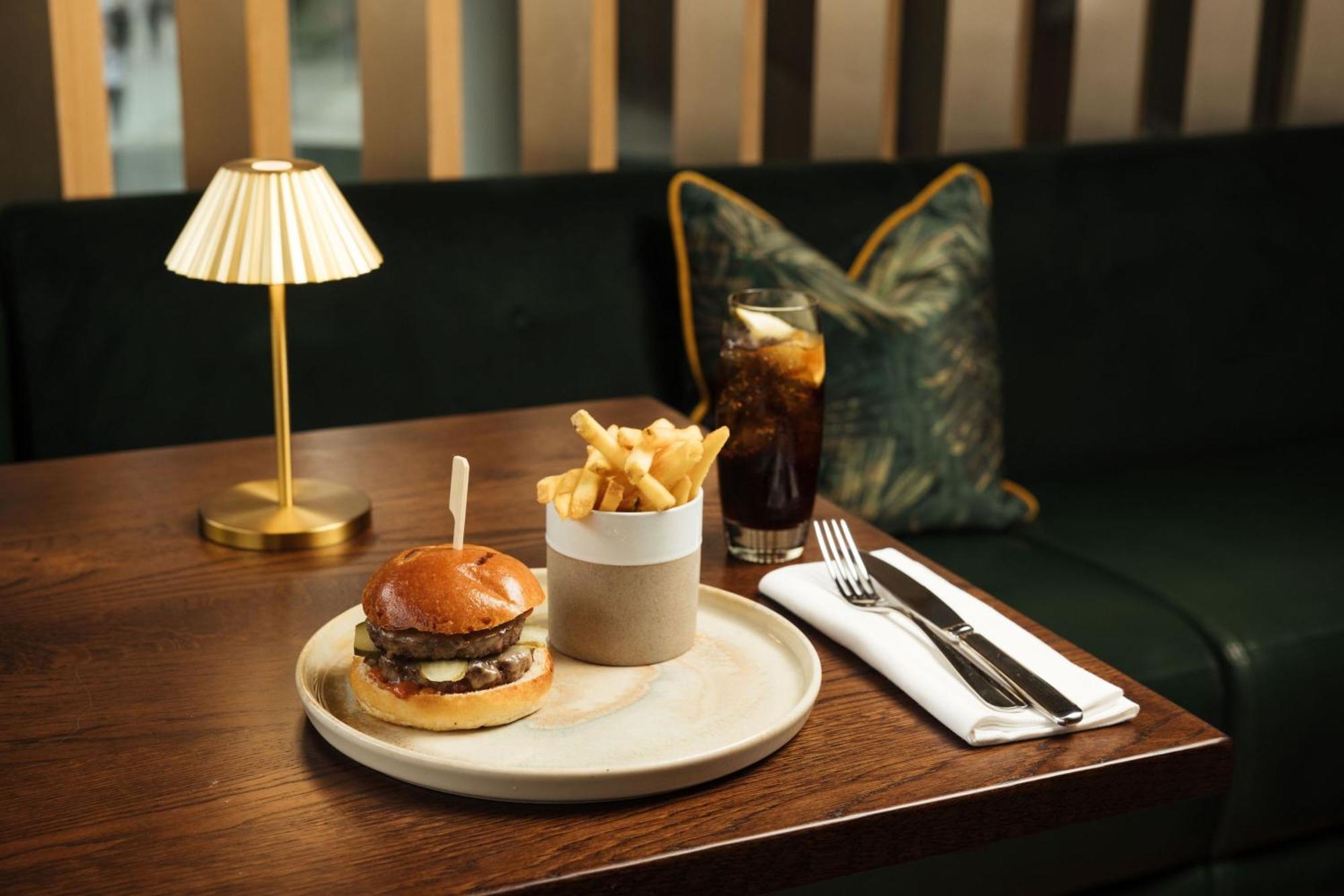 Montcalm East, Autograph Collection Hotel London Luaran gambar A burger and chips at the Ivy, St John's Wood