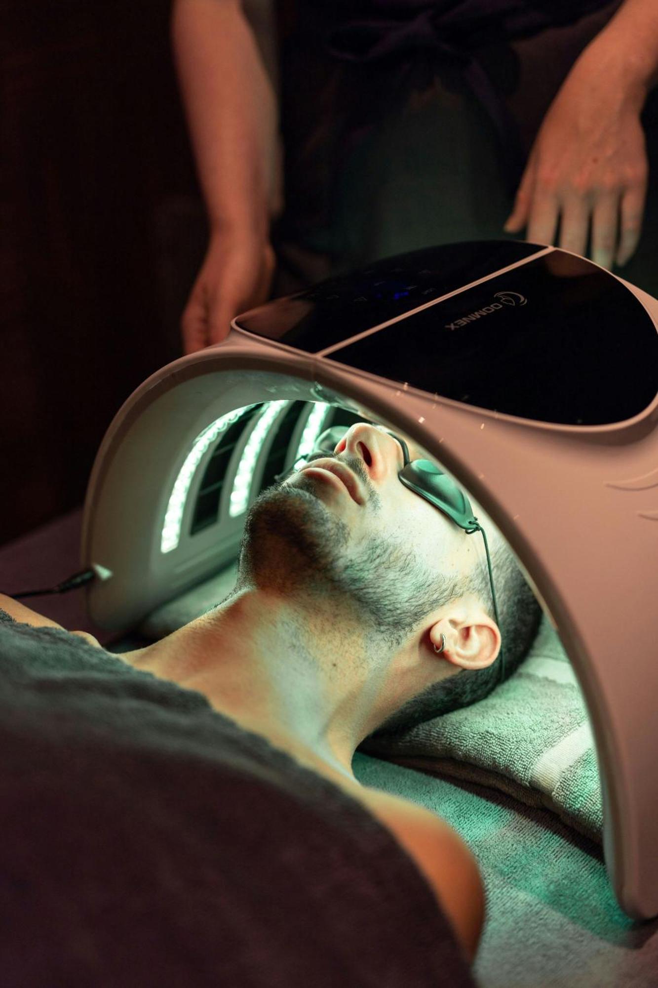 Montcalm East, Autograph Collection Hotel London Luaran gambar A patient receiving photodynamic therapy