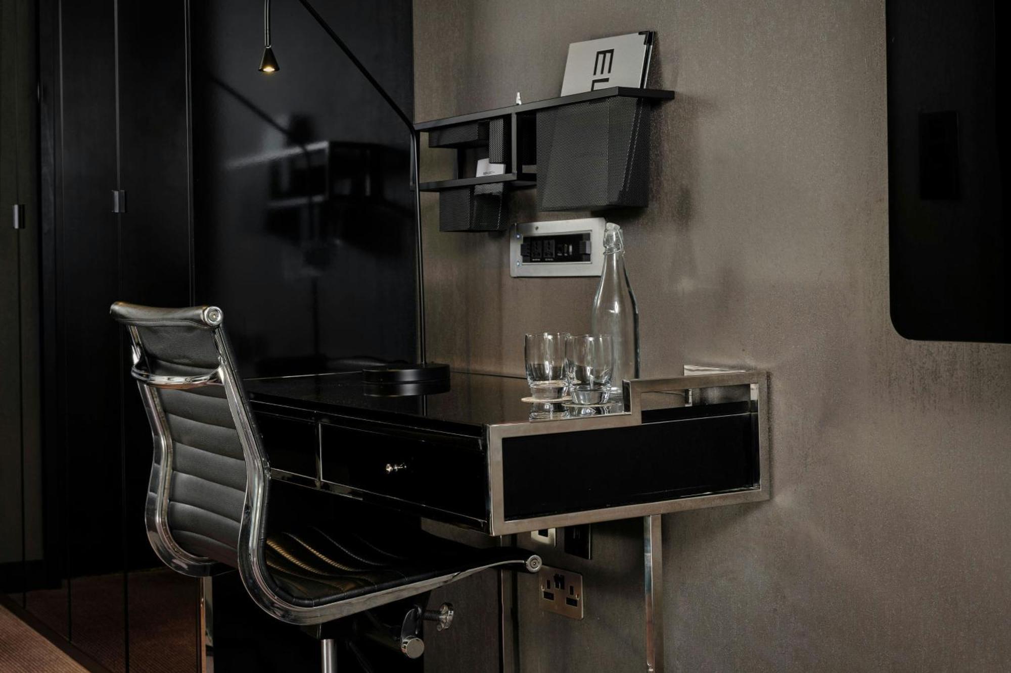 Montcalm East, Autograph Collection Hotel London Luaran gambar A wall mounted desk