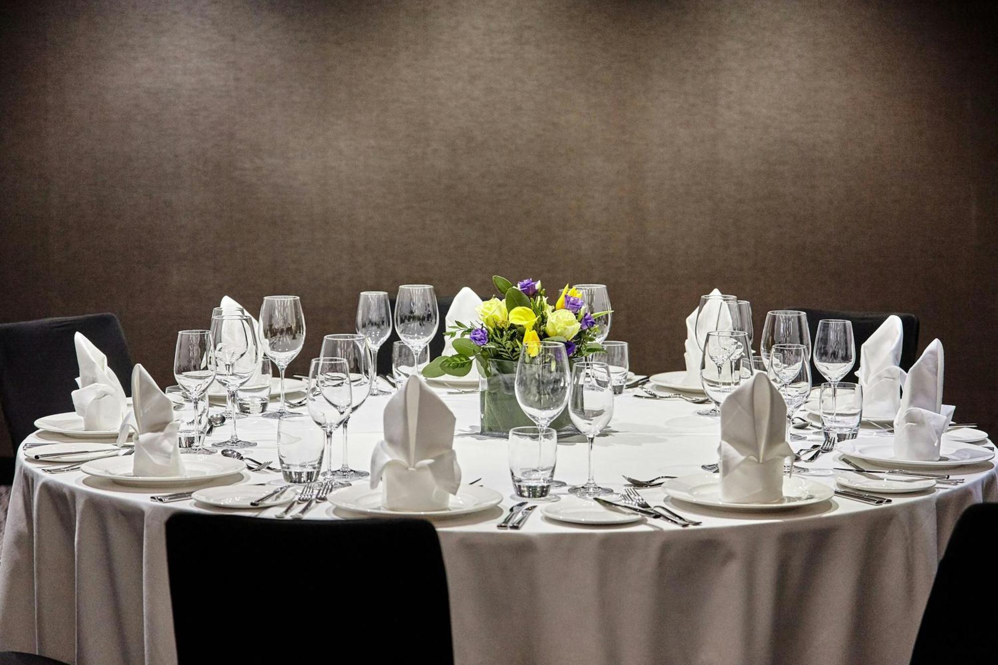 Montcalm East, Autograph Collection Hotel London Luaran gambar A table set for a formal dinner