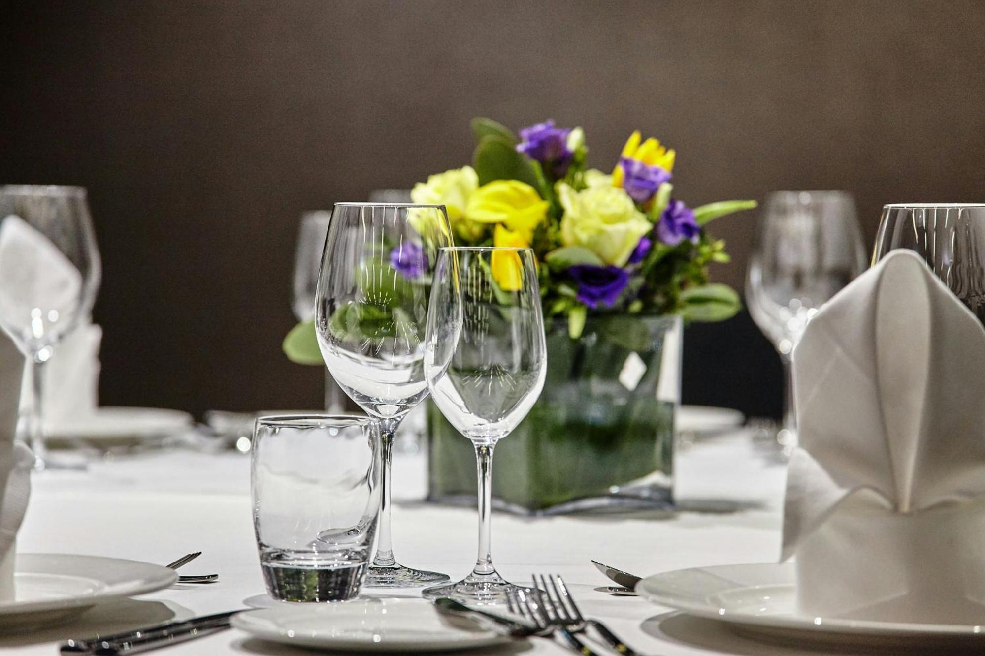 Montcalm East, Autograph Collection Hotel London Luaran gambar A table set for a formal meal