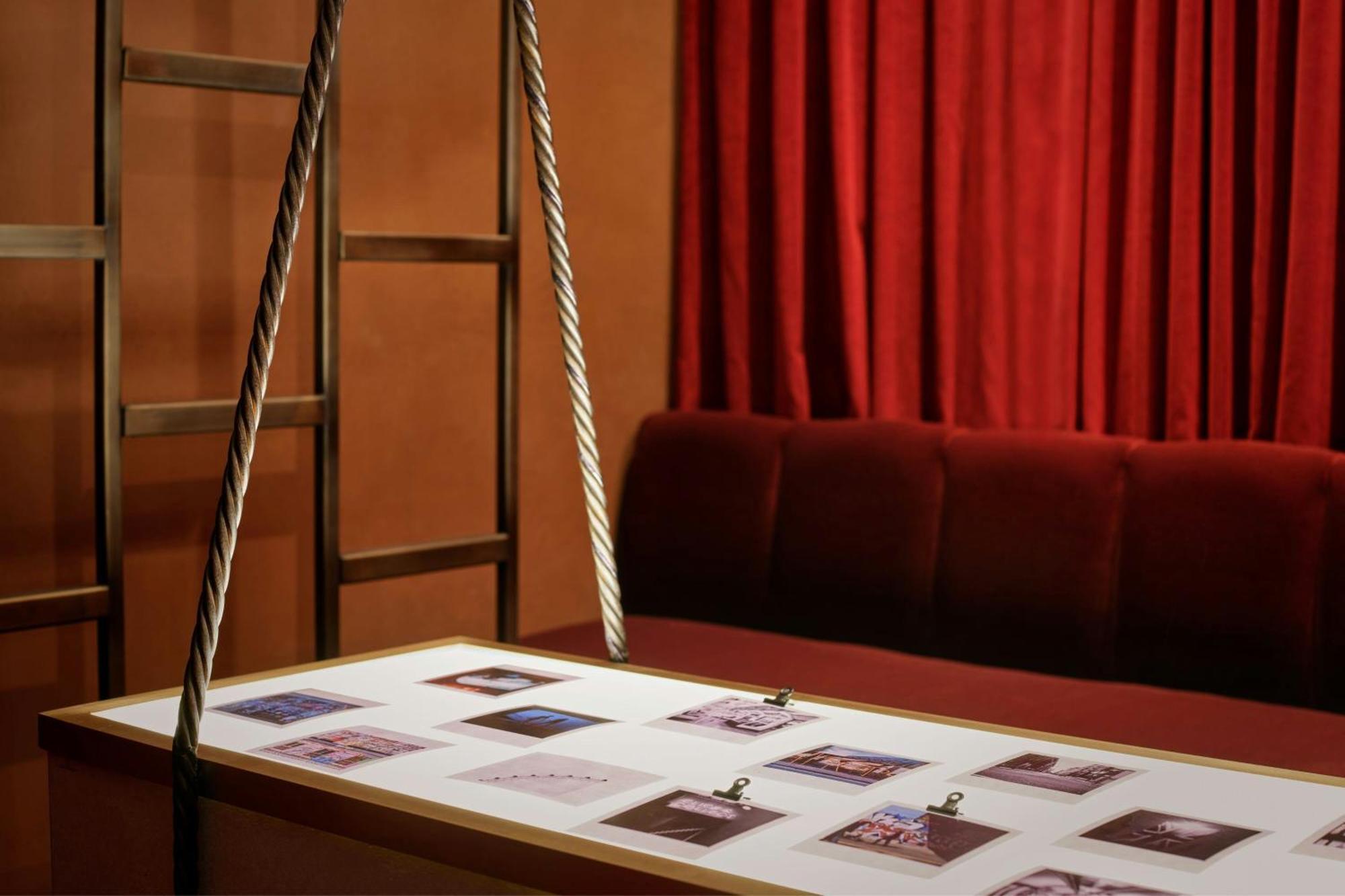 Montcalm East, Autograph Collection Hotel London Luaran gambar A light table