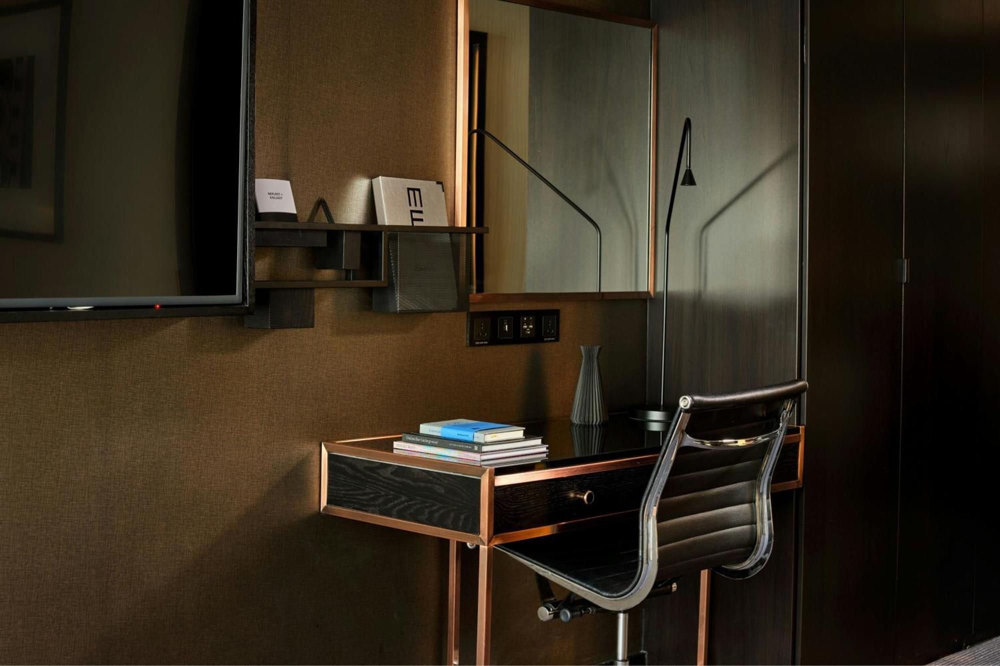 Montcalm East, Autograph Collection Hotel London Luaran gambar A desk in a hotel room