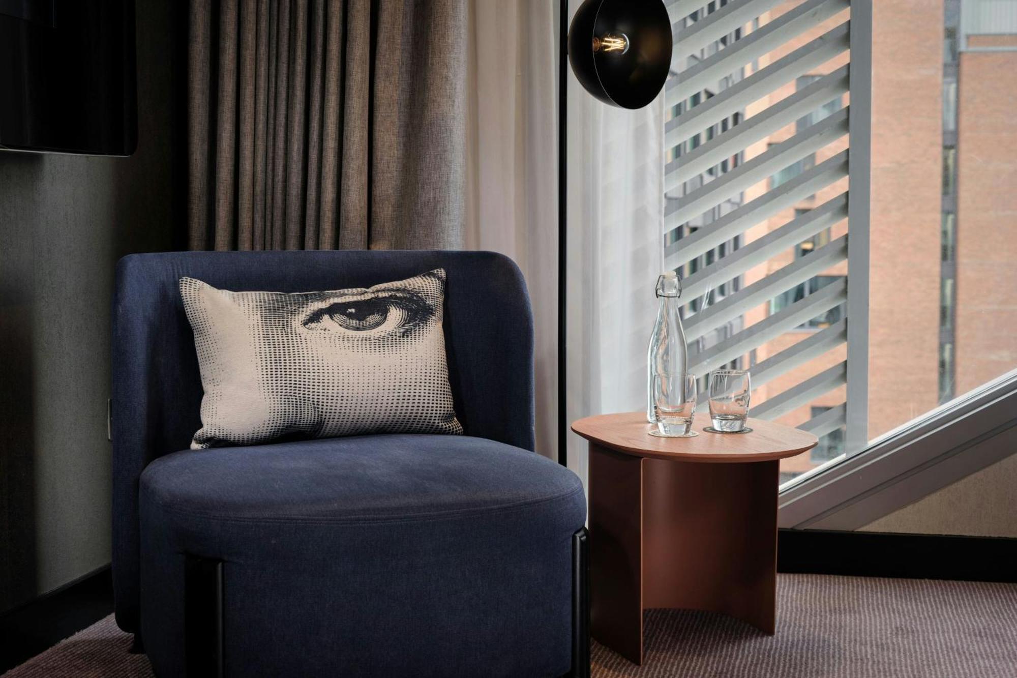 Montcalm East, Autograph Collection Hotel London Luaran gambar A chair in a hotel room